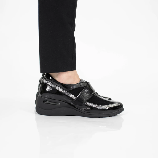 Zapato de Charol con Velcro y Tacón Cómodo®
