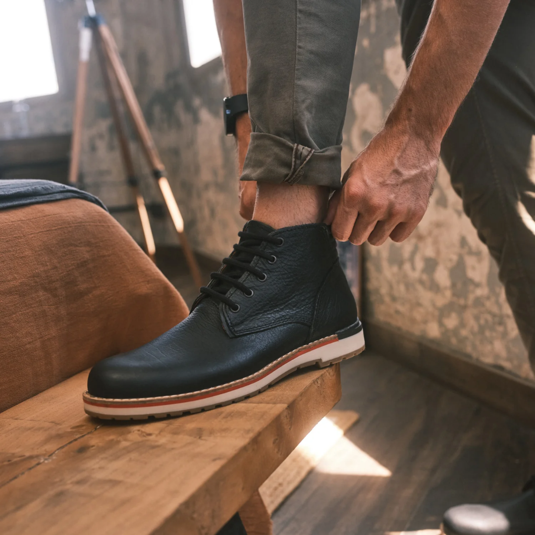 Botín de Cuero Negro con Base Tricolor Para Hombre®