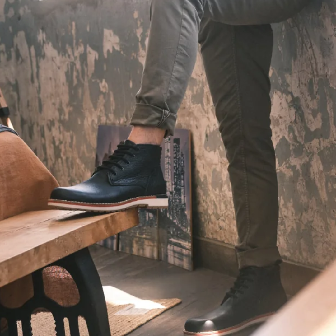 Botín de Cuero Negro con Base Tricolor Para Hombre®