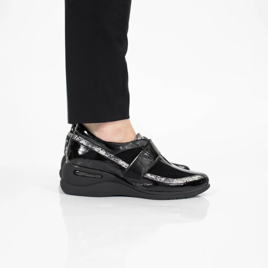 Zapato de Charol con Velcro y Tacón Cómodo®