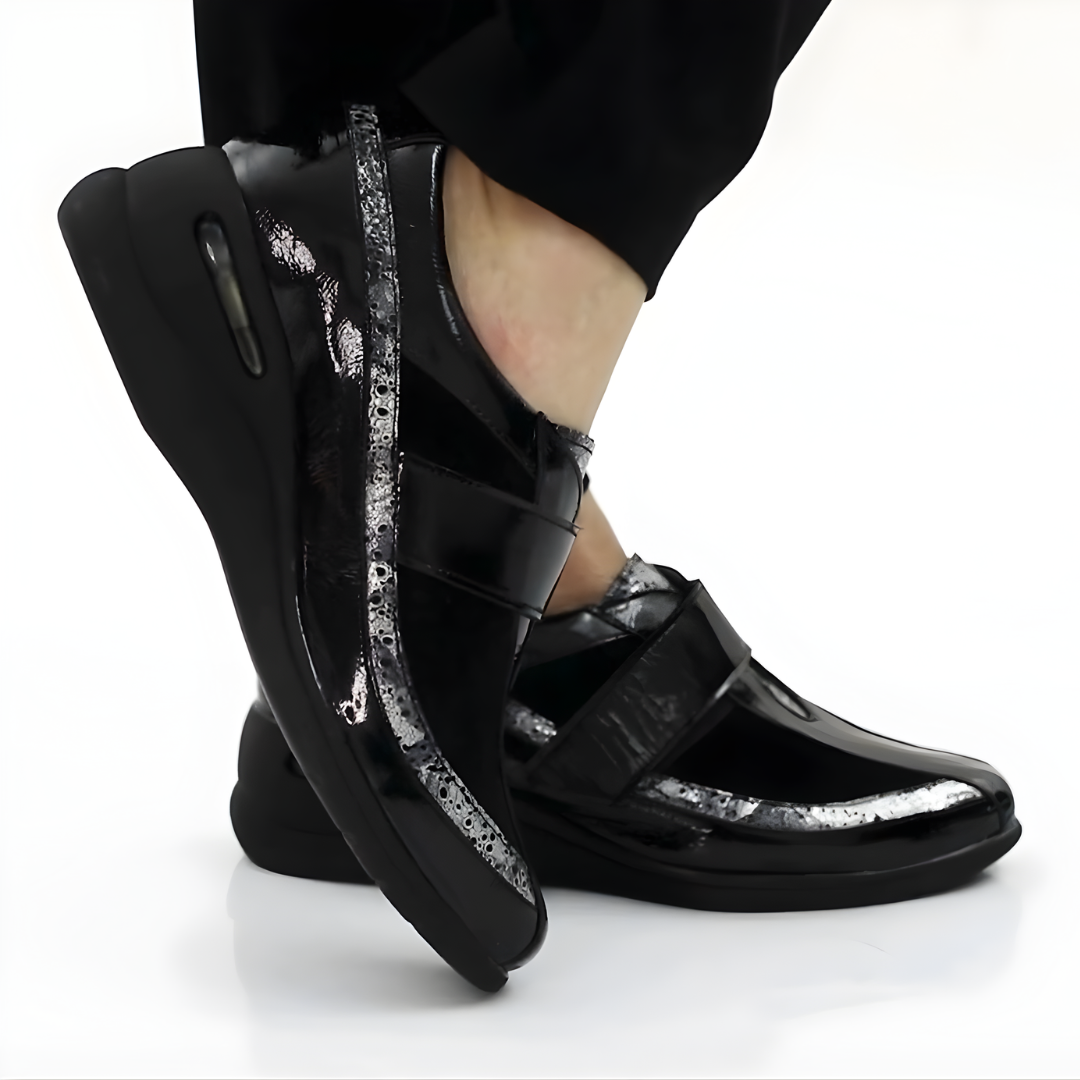 Zapato de Charol con Velcro y Tacón Cómodo®