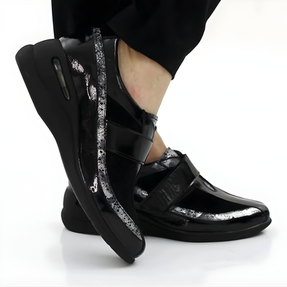 Zapato de Charol con Velcro y Tacón Cómodo®
