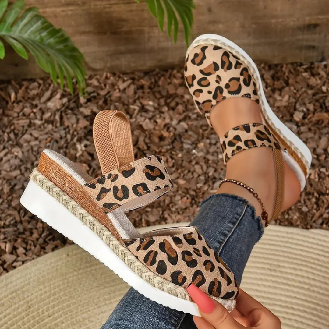 Sandalias cerradas de tacón en gamuza para mujer