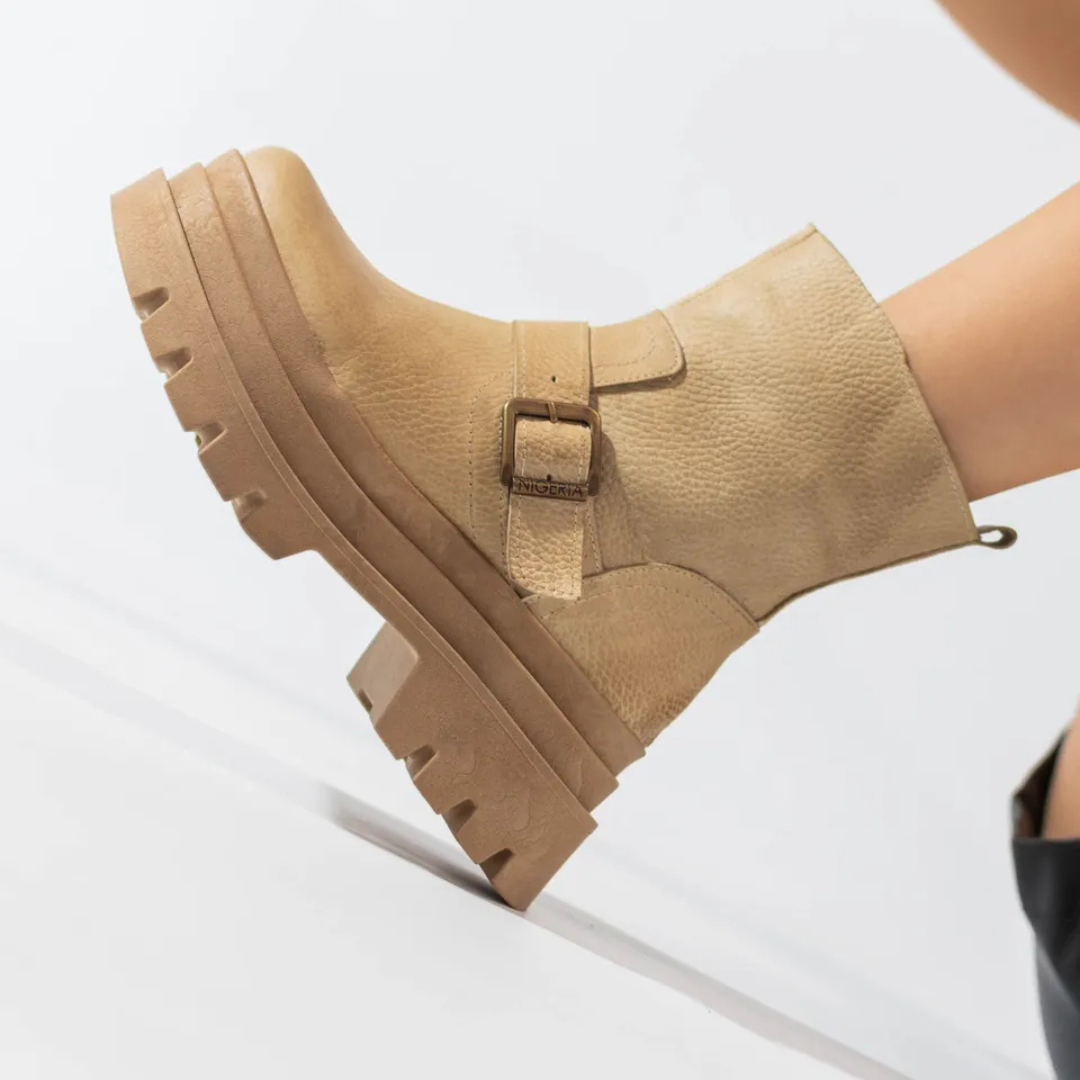 Botas de cuero para mujer con tacon bajo y hebilla decorativa